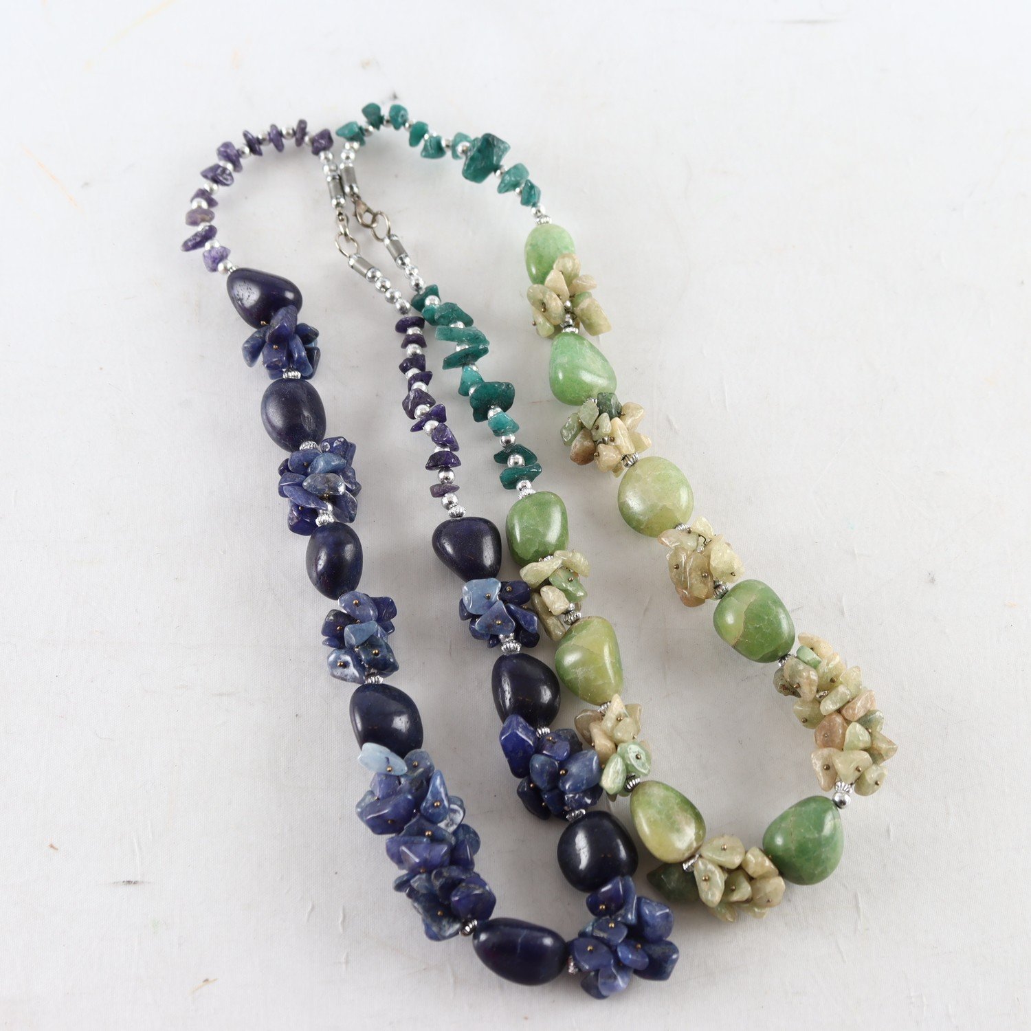 Halsband, gröna och blåa stenar