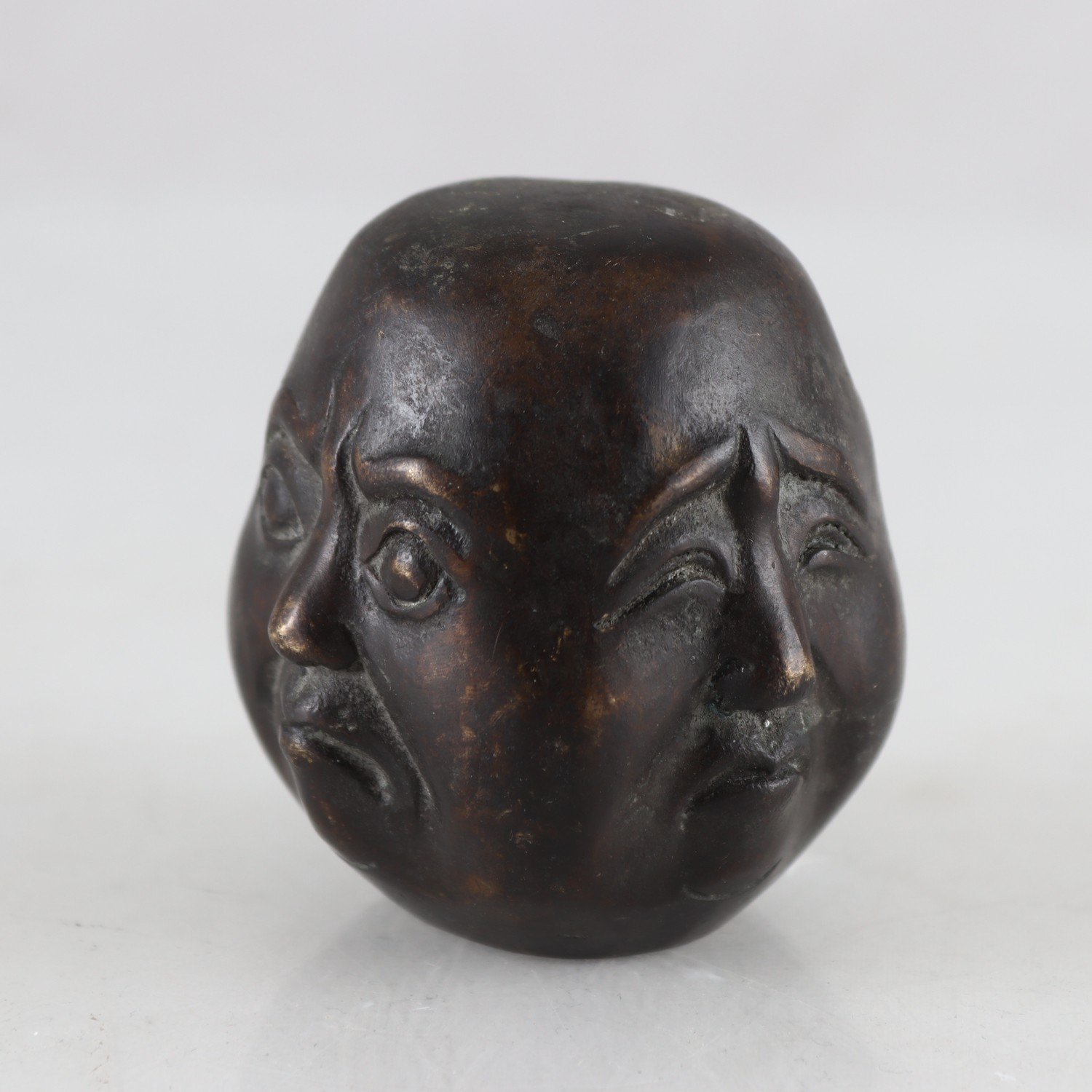 Skulptur, 4 ansikten, patinerad brons