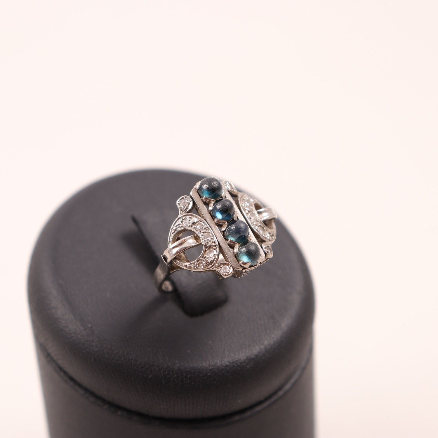 Ring, vitguld 18K, blå stenar, diamanter, brv: 5,8g