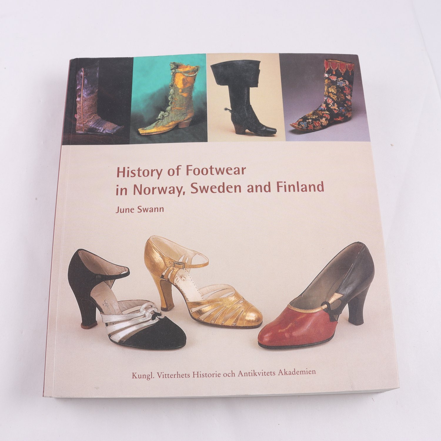 History of Footwear in Norway, Sweden and Finland, June Swann. Samfraktas ej.