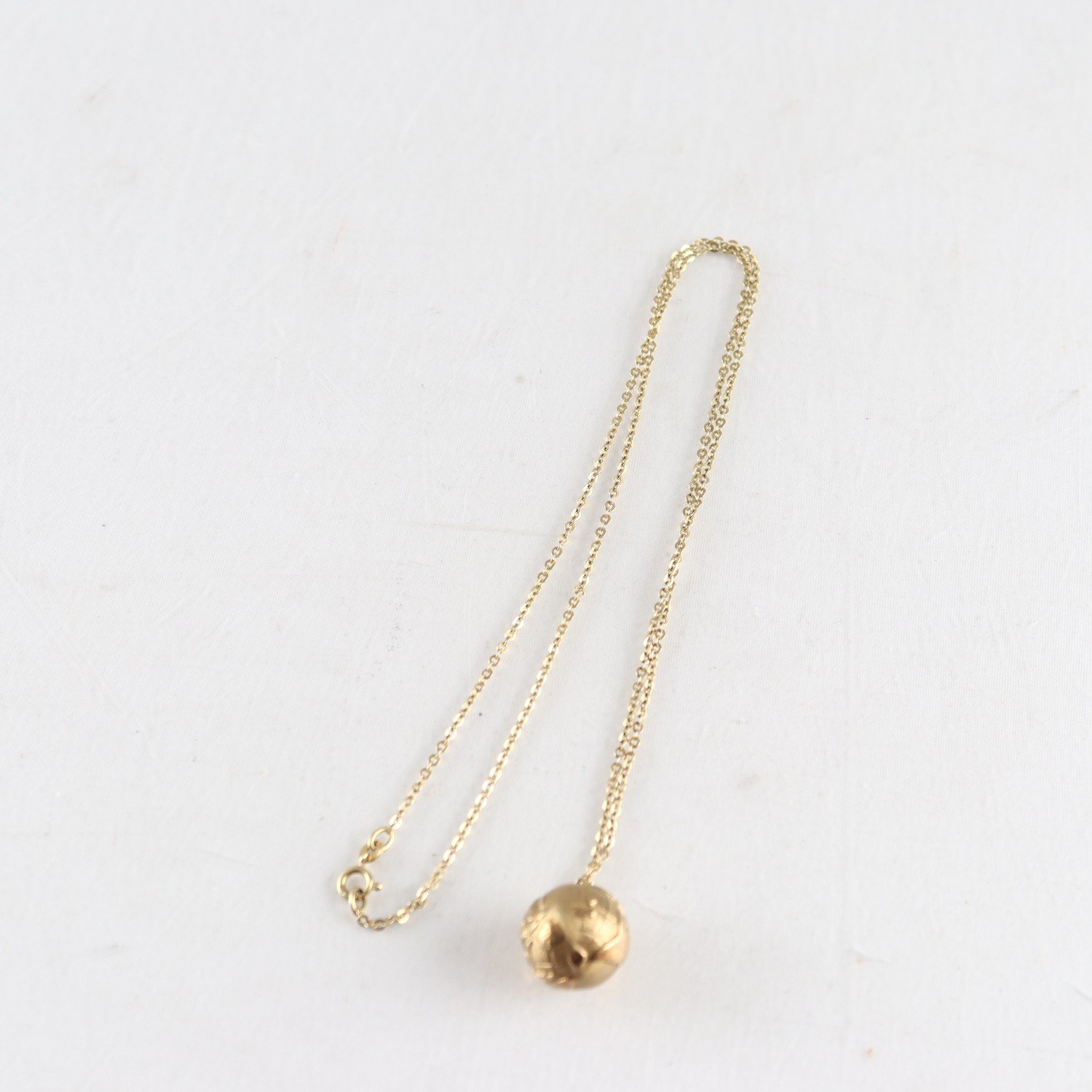 Halsband, jordglob, guld 14K, vikt: 7g