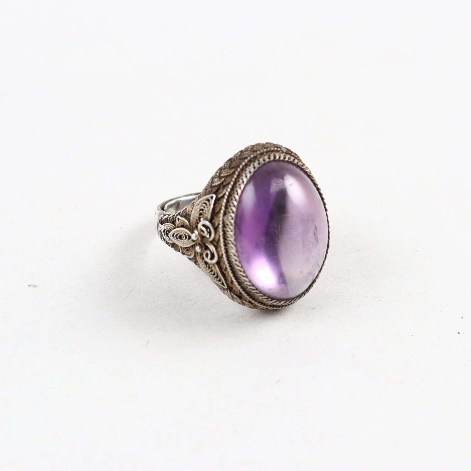 Ring, silver, cabochonslipad lila sten, brv: 10,2g