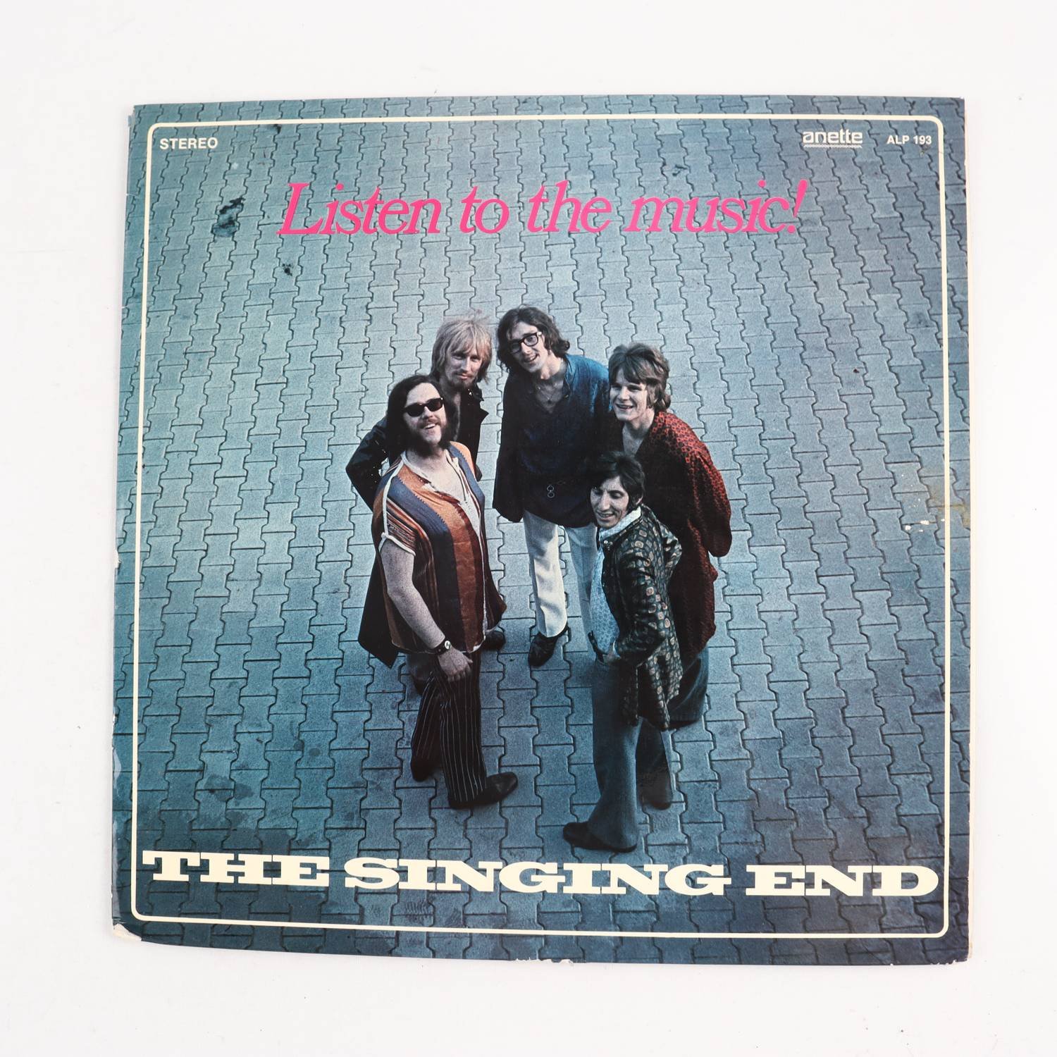 LP The Singing End, Listen To The Music