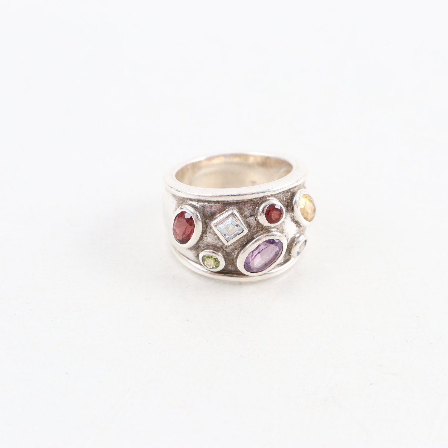 Ring, silver med stenar; brv: 15g