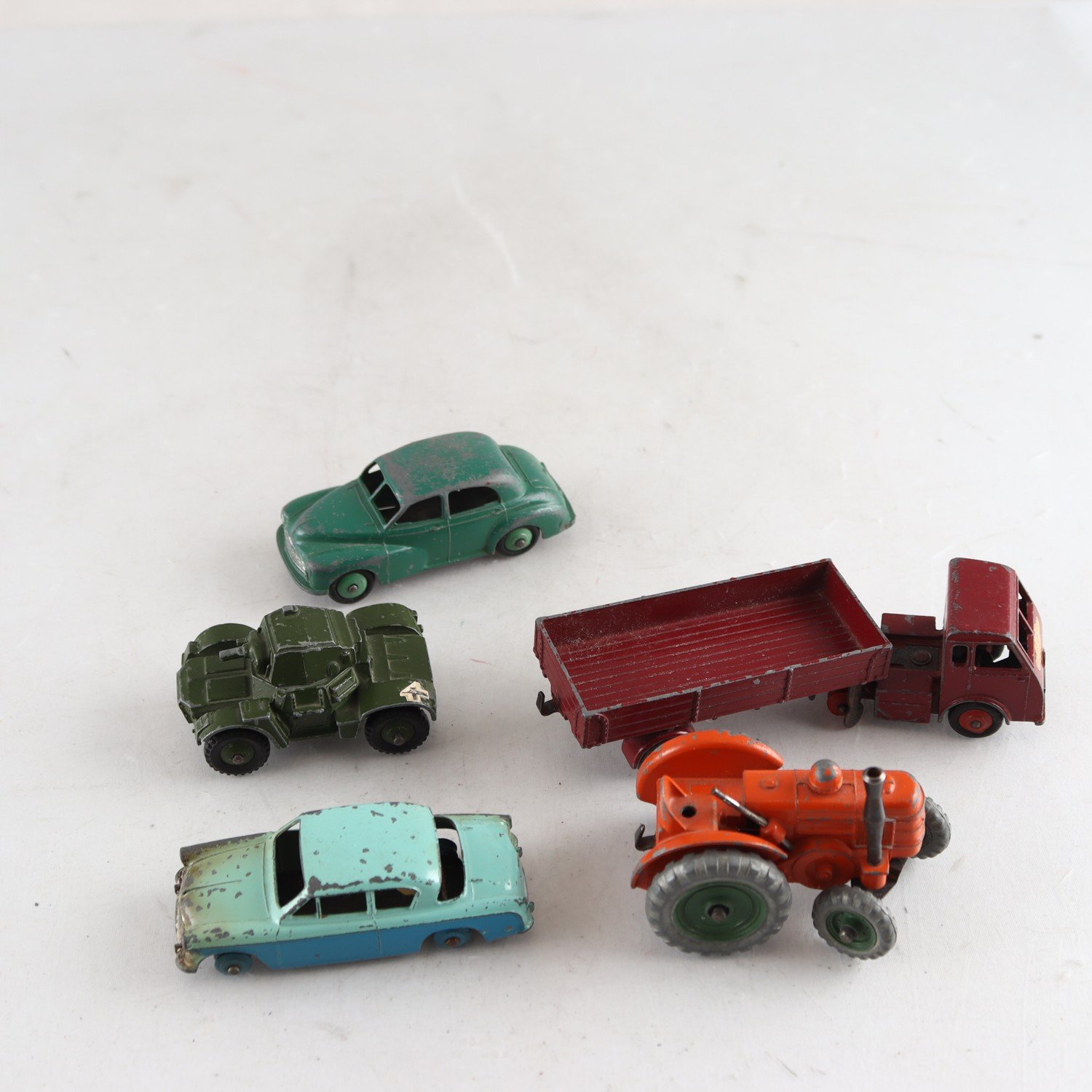 Bilar, Dinky toys, 5st slitna.