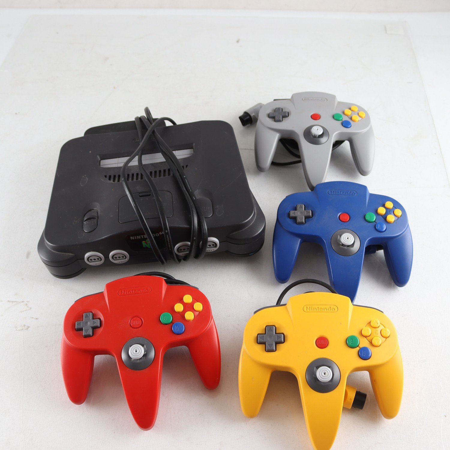 Nintendo 64 med 4 kontroller.