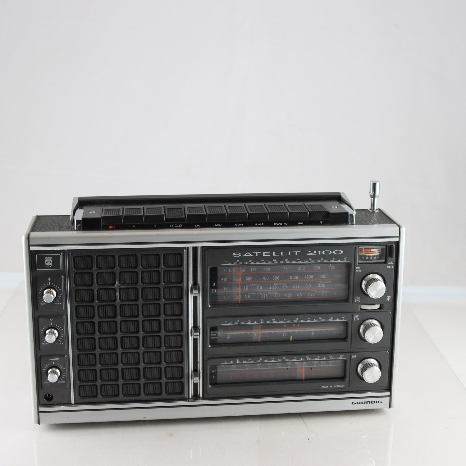 Radio, Grundig, Satellit 2100. Samfraktas ej.