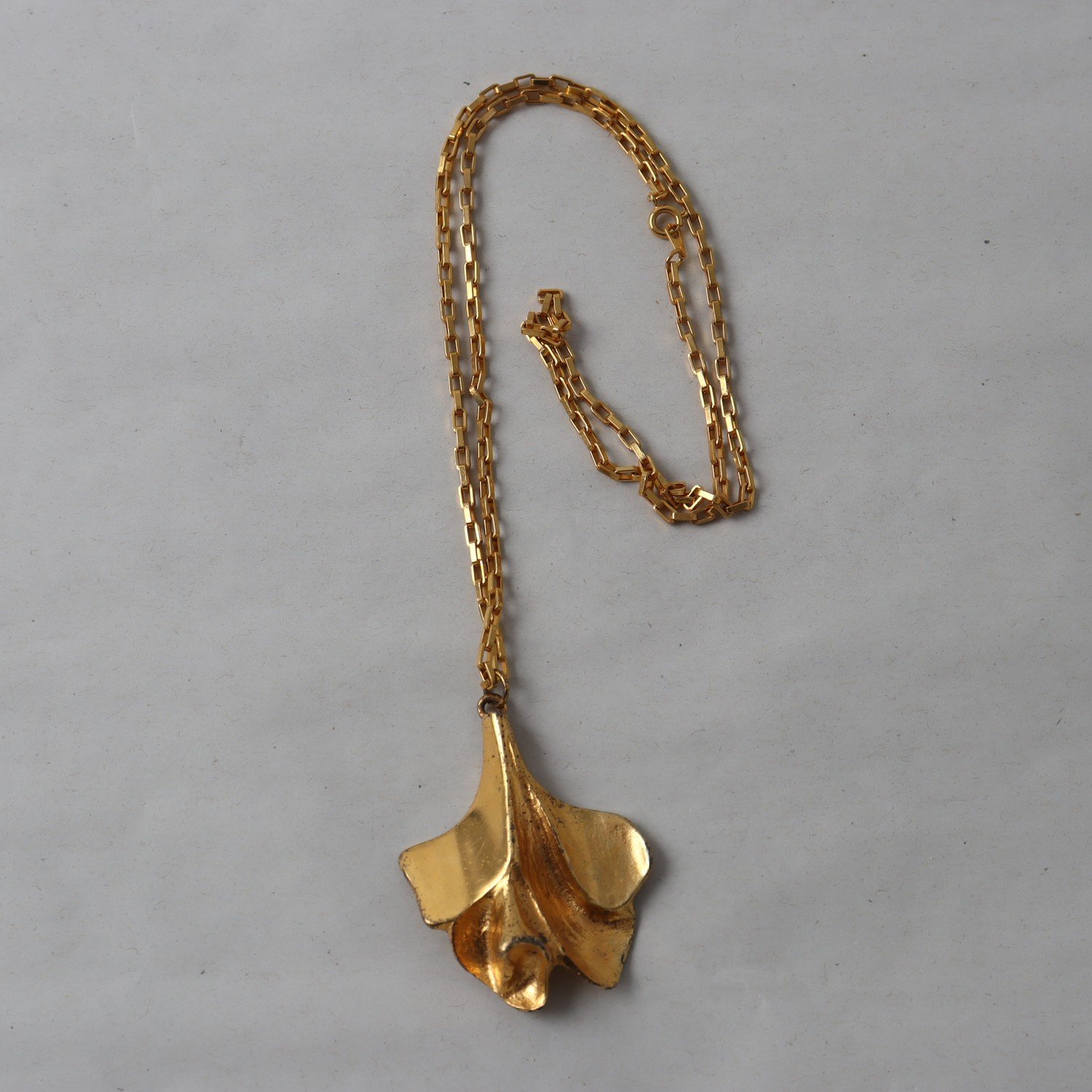 Golden Leaf, halsband med hänge