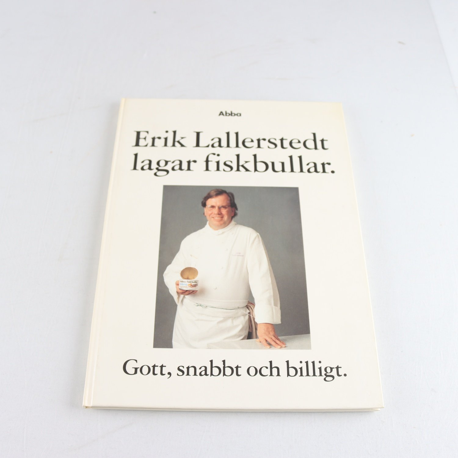 Erik Lallerstedt lagar fiskbullar: Gott, snabbt och billigt.