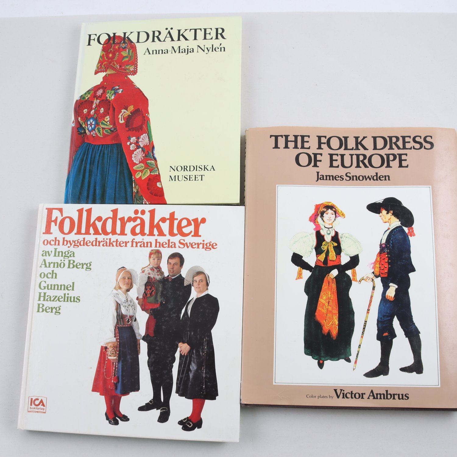 Bokpaket om folkdräkter, 4 volymer